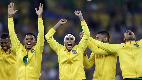 Игроки сборной Бразилии по футболу радуются победе на Олимпийских играх в Рио-де-Жанейро. 20 августа 2016