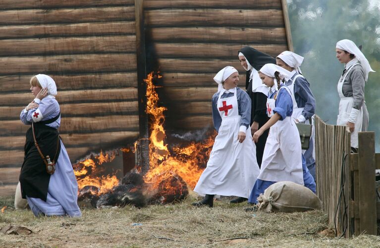 Участницы военно-исторического фестиваля Гумбинненское сражение у поселка Лермонтово в Калининградской области