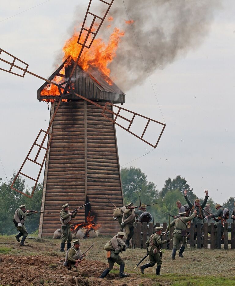 Участники исторической реконструкции военного столкновения на восточном фронте Первой мировой войны, проходящей в рамках военно-исторического фестиваля Гумбинненское сражение