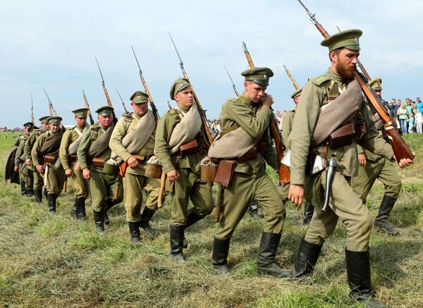 Участники военно-исторического фестиваля Гумбинненское сражение у поселка Лермонтово в Калининградской области