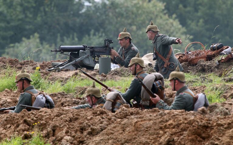 Участники исторической реконструкции военного столкновения на восточном фронте Первой мировой войны, проходящей в рамках военно-исторического фестиваля Гумбинненское сражение