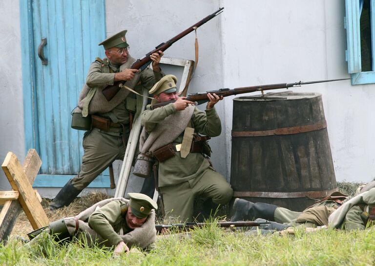 Участники исторической реконструкции военного столкновения на восточном фронте Первой мировой войны, проходящей в рамках военно-исторического фестиваля Гумбинненское сражение