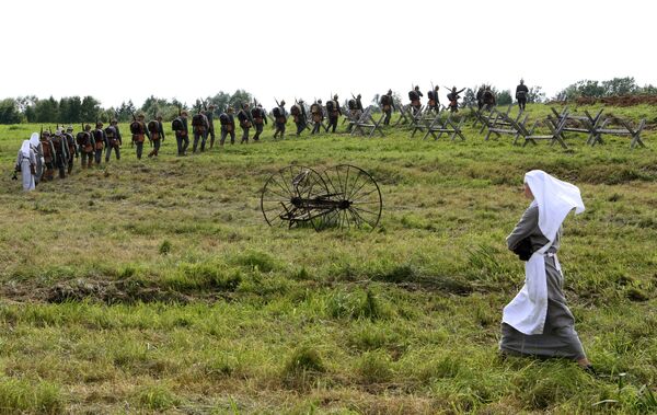Участники военно-исторического фестиваля Гумбинненское сражение у поселка Лермонтово в Калининградской области