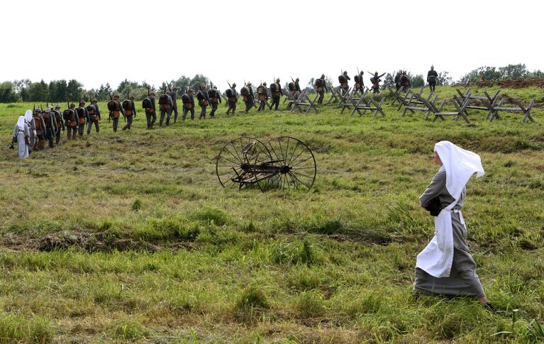 Участники военно-исторического фестиваля Гумбинненское сражение у поселка Лермонтово в Калининградской области