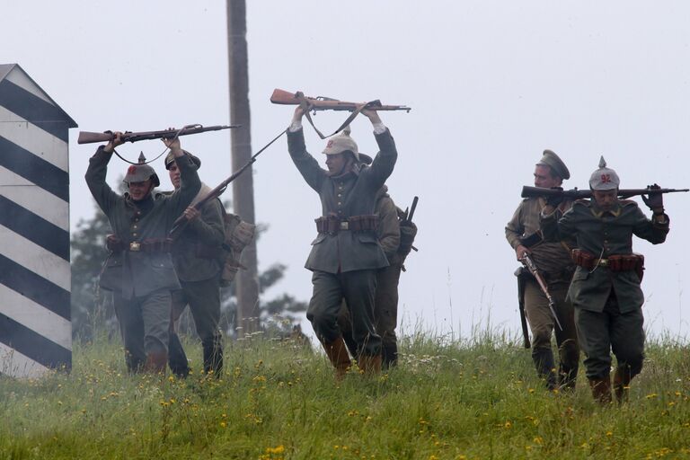 Участники исторической реконструкции военного столкновения на восточном фронте Первой мировой войны, проходящей в рамках военно-исторического фестиваля Гумбинненское сражение