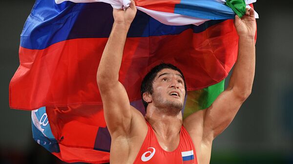 Абдулрашид Садулаев (Россия), завоевавший золотую медаль по вольной борьбе среди мужчин в весовой категории до 86 кг на XXXI летних Олимпийских играх