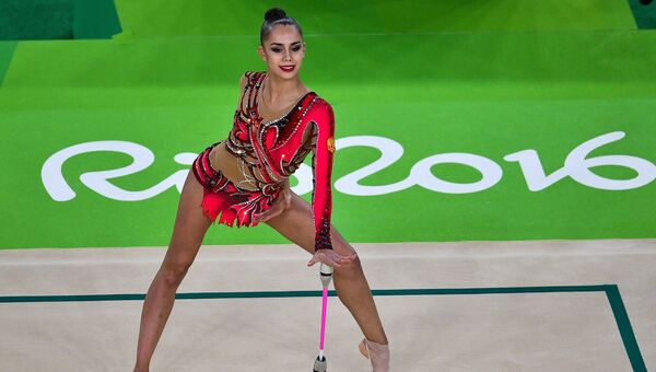 Маргарита Мамун (Россия) выполняет упражнения с булавами в индивидуальном многоборье по художественной гимнастике на XXXI летних Олимпийских играх