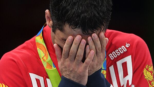 Миша Алоян (Россия), завоевавший серебряную медаль в соревнованиях по боксу на XXXI летних Олимпийских играх