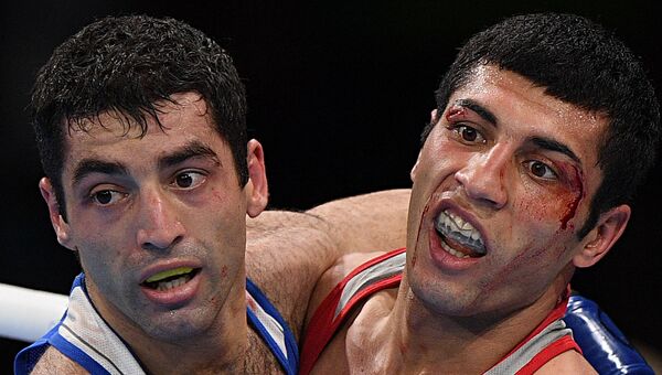 Миша Алоян (Россия) и Шахобиддин Заиров (Узбекистан) в финале соревнований по боксу на XXXI летних Олимпийских играх