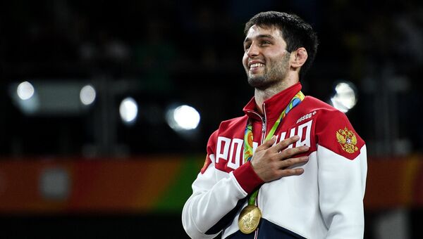 Сослан Рамонов (Россия), завоевавший золотую медаль в соревнованиях по вольной борьбе на XXXI летних Олимпийских играх