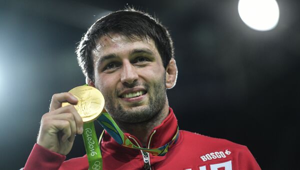 Сослан Рамонов (Россия), завоевавший золотую медаль в соревнованиях по вольной борьбе на XXXI летних Олимпийских играх