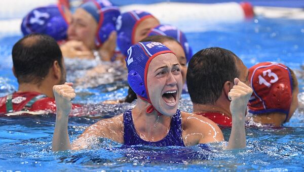 Надежда Глызина (Россия) радуется победе в матче за третье место на соревнованиях по водному поло на XXXI летних Олимпийских играх