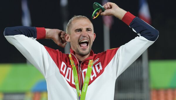 Александр Лесун (Россия), завоевавший золотую медаль в современном пятиборье на XXXI летних Олимпийских играх