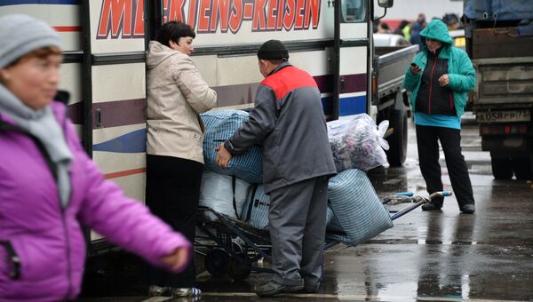 Торговцы у междугороднего автобуса в Москве