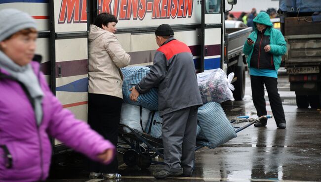 Торговцы у междугороднего автобуса в Москве