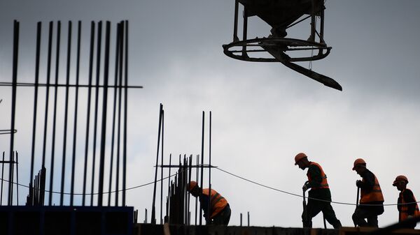 Рабочие на строительстве жилого комплекса в Москве