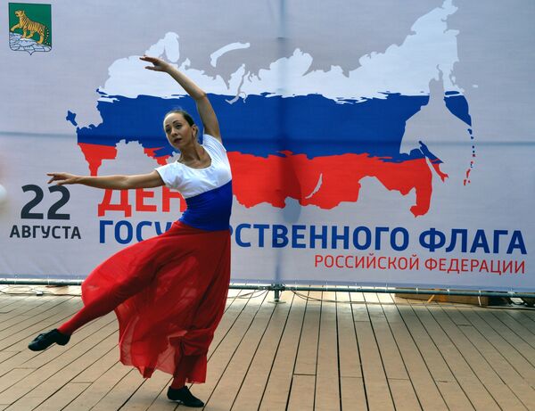 Выступление артистки на праздничном концерте во Владивостоке, посвященном Дню Государственного флага Российской Федерации