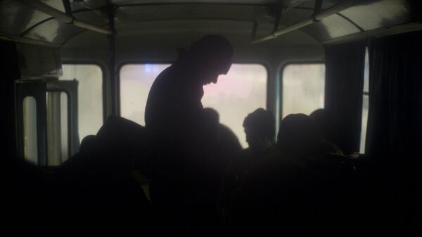 Люди в автобусе. Архивное фото