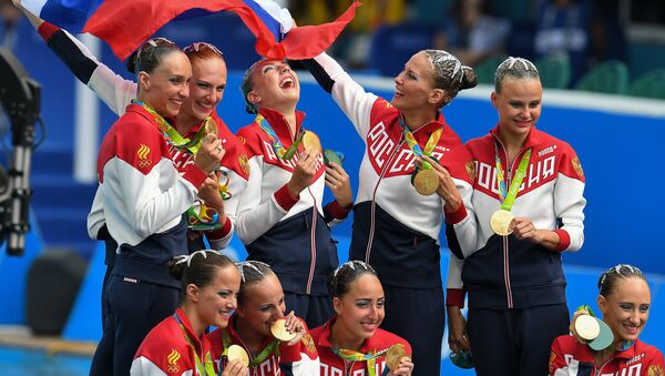 Спортсменки сборной России, завоевавшие золотые медали в произвольной программе групповых соревнований по синхронному плаванию на XXXI летних Олимпийских играх