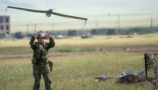 Военнослужащий запускает беспилотный самолет Тахион во время учений. Архивное фото