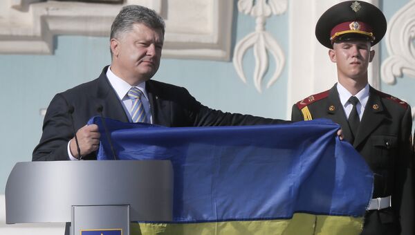Президент Украины Петр Порошенко на церемонии поднятия государственного флага страны в Киеве