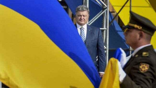 Президент Украины Петр Порошенко на торжественной церемонии поднятия флага Украины на Софийской площади в Киеве. 23 августа 2016