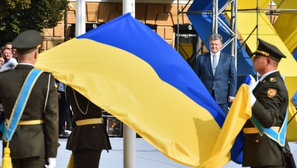 Президент Украины Петр Порошенко на торжественной церемонии поднятия флага Украины. Архивное фото