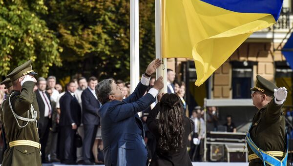 Президент Украины Петр Порошенко на торжественной церемонии поднятия флага Украины на Софийской площади в Киеве