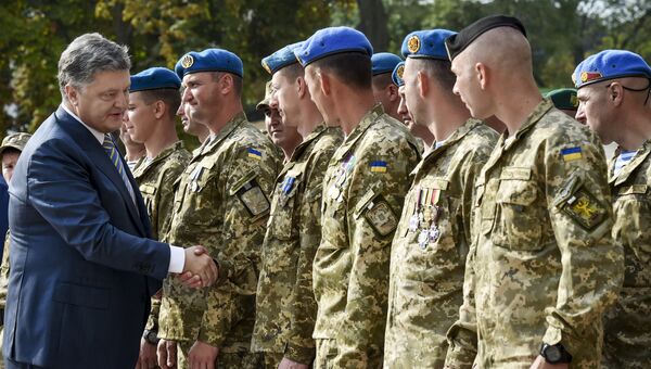 Петр Порошенко с военнослужащими после церемонии поднятия флага Украины на Софийской площади в Киеве