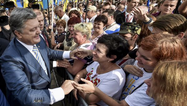Президент Украины Петр Порошенко общается с киевлянами после церемонии поднятия флага Украины