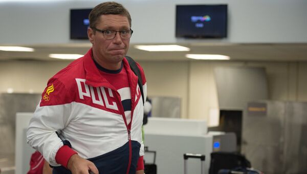 Тренер по гребле Александр Жданов в терминале международного аэропорта Галеан в Рио-де-Жанейро