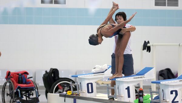 Российская спортсменка Ани Палян и ее тренер Марина Лесковская во время тренировки паралимпийской сборной по плаванию