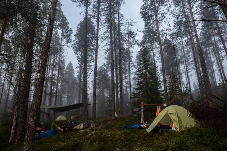 Туристская стоянка на берегу реки Пистайоки в Калевальском районе Карелии