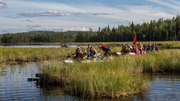 Туристы в протоке между озерами в Карелии. Архивное фото