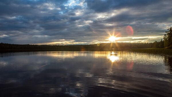 Закат на озере Имисъяври в Калевальском районе Карелии. Архивное фото