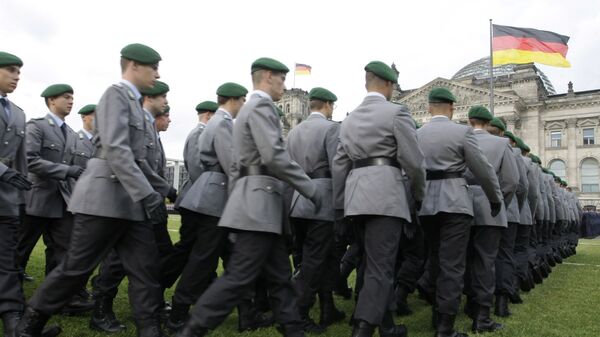 Новобранцы немецкой армии у здания Рейхстага в Берлине. Архивное фото