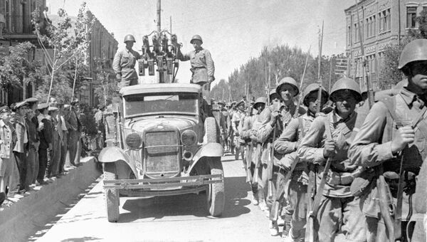 Советские войска вступают в город Тавриз. Архив