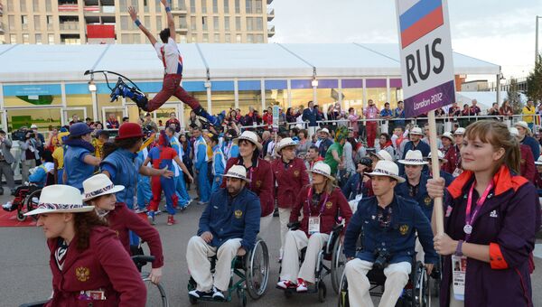 Российская паралимпийская сборная во время церемонии подъема флага России в Паралимпийской деревне в Лондоне. Архивное фото