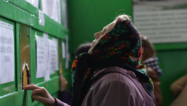 Пассажирка, покупающая билет на автовокзале в городе Тара Омской области. Архивное фото