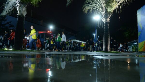 Зрители выходят со стадиона Маракана в Рио-де-Жанейро