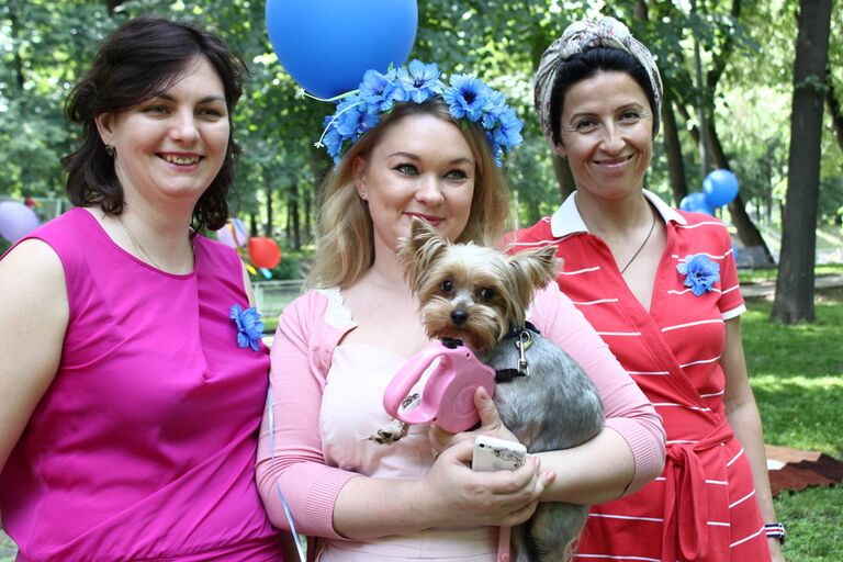 Волонтеры фонда Живи сейчас на пикнике в день поддержки людей с БАС Волонтеры фонда Живи сейчас на пикнике в день поддержки людей с БАС