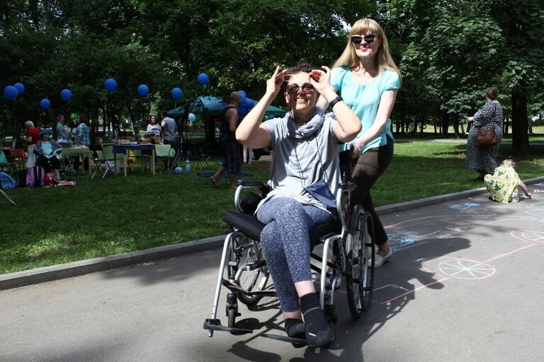 Президент фонда Живи сейчас Виктория Петрова и координатор службы помощи людям с БАС при общественной организации Милосердие Президент фонда Живи сейчас Виктория Петрова и координатор службы помощи людям с БАС при общественной организации Милосердие