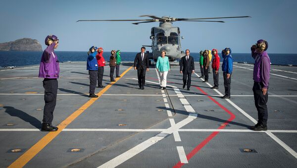 Премьер-министр Италии Матео Ренци, канцлер Германии Ангела Меркель и президент Франции Франсуа Олланд на итальянском авианосце Гарибальди у берегов острова Вентотене. 22 августа 2016