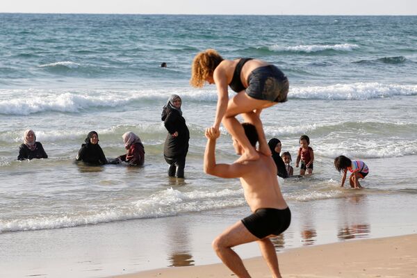 Женщины в буркини на пляже в Тель-Авиве, Израиль. 22 августа 2016