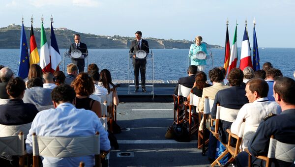 Президент Франции Франсуа Олланд, премьер-министр Италии Матео Ренци и канцлер Германии Ангела Меркель на пресс-конференции на итальянском авианосце Гарибальди у берегов острова Вентотене. 22 августа 2016