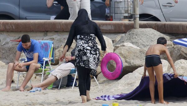 Женщина в буркини на пляже в Марселе, Франция. 17 августа 2016