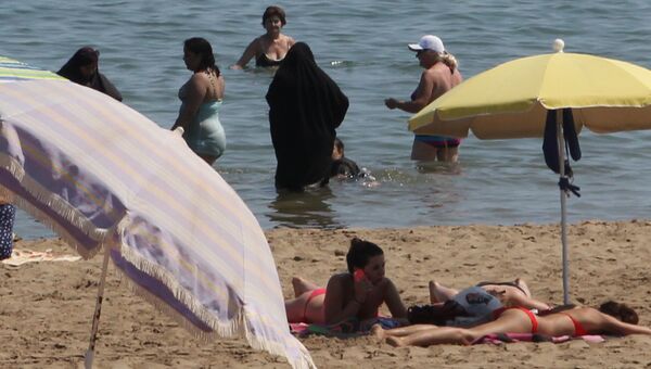 Женщины в буркини на пляже в Нарбонне