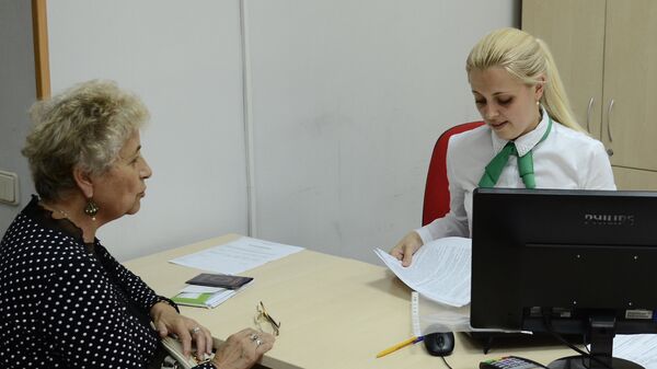 Женщина оплачивает коммунальные платежи в Российском национальном коммерческом банке в Крыму