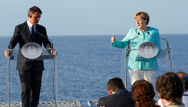 Премьер-министр Италии Матео Ренци и канцлер Германии Ангела Меркель на итальянском авианосце Гарибальди у берегов острова Вентотене. 22 августа 2016