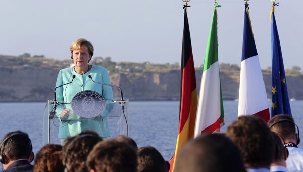 Канцлер Германии Ангела Меркель во время пресс-конференции на итальянском авианосце Гарибальди у берегов острова Вентотене. 22 августа 2016